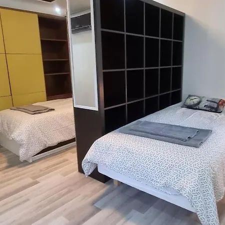 House For 4 Person Near Meyer דירה *